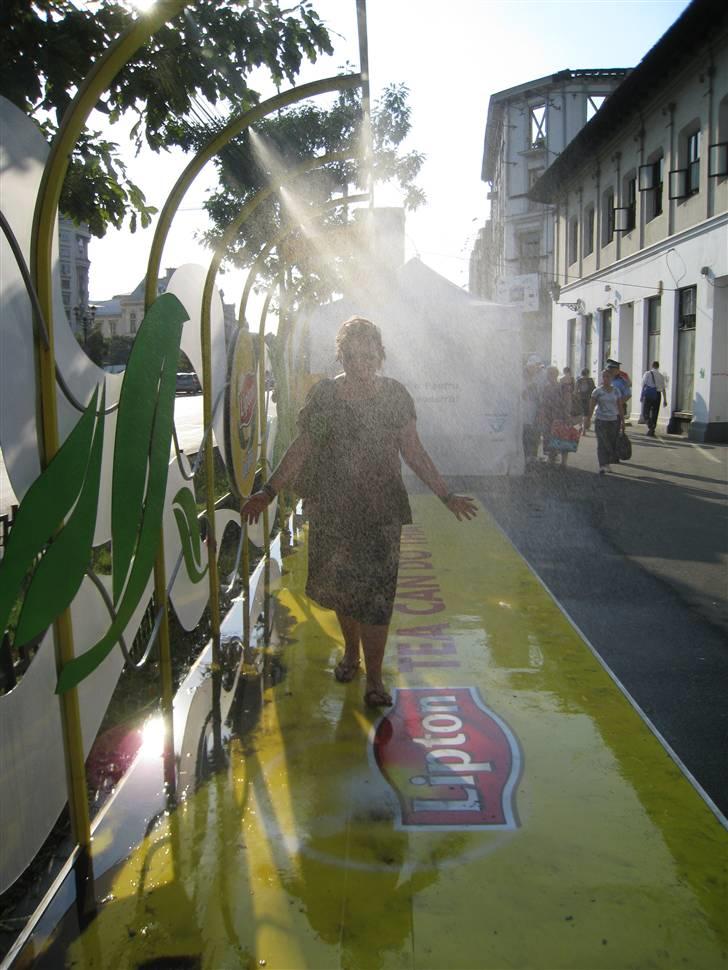 Ferie i Rumænien - Brusebad i Bukarest... det var skønt, for der var omkring 39 grader og ikke en vind, der rørte sig billede 45