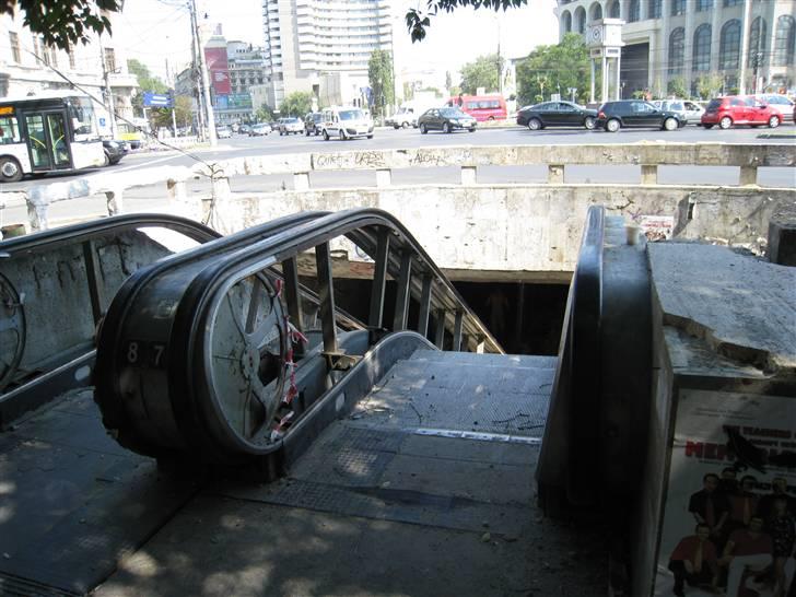 Ferie i Rumænien - Et billede af forfald... den mest travle metrostation i Bukarest og den eneste måde man kunne komme op på gaden var ved at bestige denne forfaldne rulletrappe billede 47