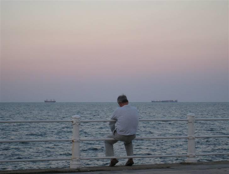 Ferie i Rumænien - En gammel rumæner sidder og mediterer på havnepromenaden i Constanta billede 62