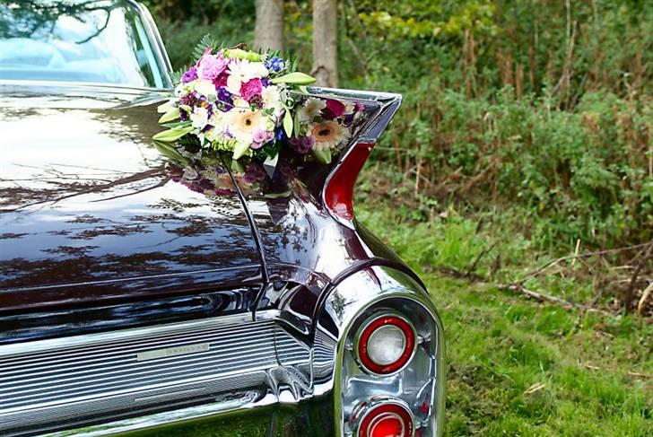 Bryllupsbilleder - Buketten genspejler sig i den flotte blanke lak. billede 18