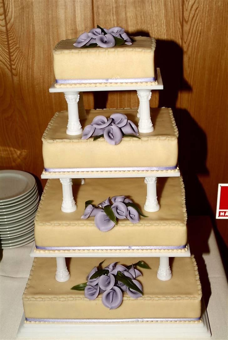 Bryllupsbilleder - Bryllupskagen der bare var muuuumf. Kan varm anbefale Kageriget, Anita kan skisme lave kager der smager :) billede 20