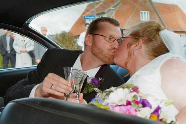 Bryllupsbilleder - Man kysser rigtig meget sådan en dag :) billede 6