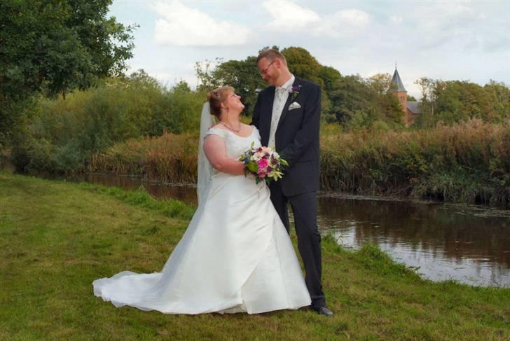 Bryllupsbilleder - Heldigvis havde det været tørt i et par dage, så vandet i åen var igen nede på plads, men det var lidt blødt i de høje høle. billede 14