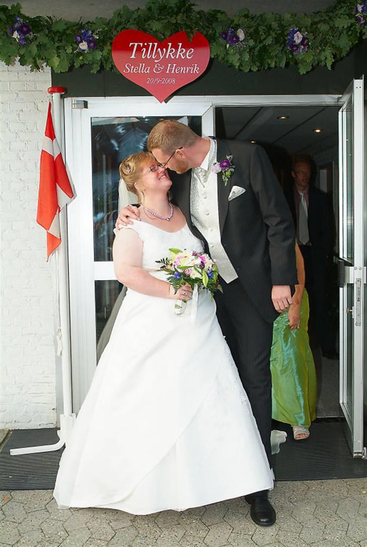 Bryllupsbilleder - Ved hotellet havde familien sørget for en smuk æresport. Herhjemme havde vennerne også været igang, og der kommer også billeder derfra når jeg har fået fingre i dem :) billede 13