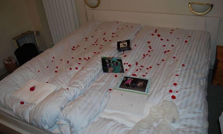 Bryllupsbilleder - På værelset havde søs og mine to dejlige veninder, fået tiltusket sig adgang, så der var pyntet op med lys, blomster og chokolade. På sengen lå også bog og kalender med billeder fra polterabend :) billede 22