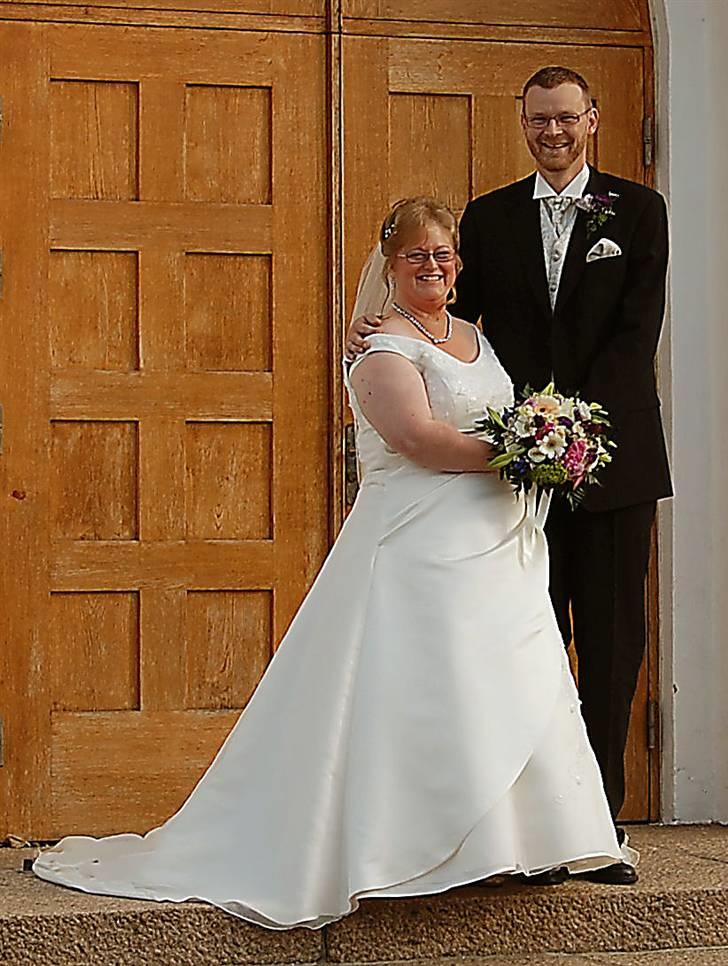 Bryllupsbilleder - Et af mange billeder foran alt muligt, her er det kirkedøren :) billede 9