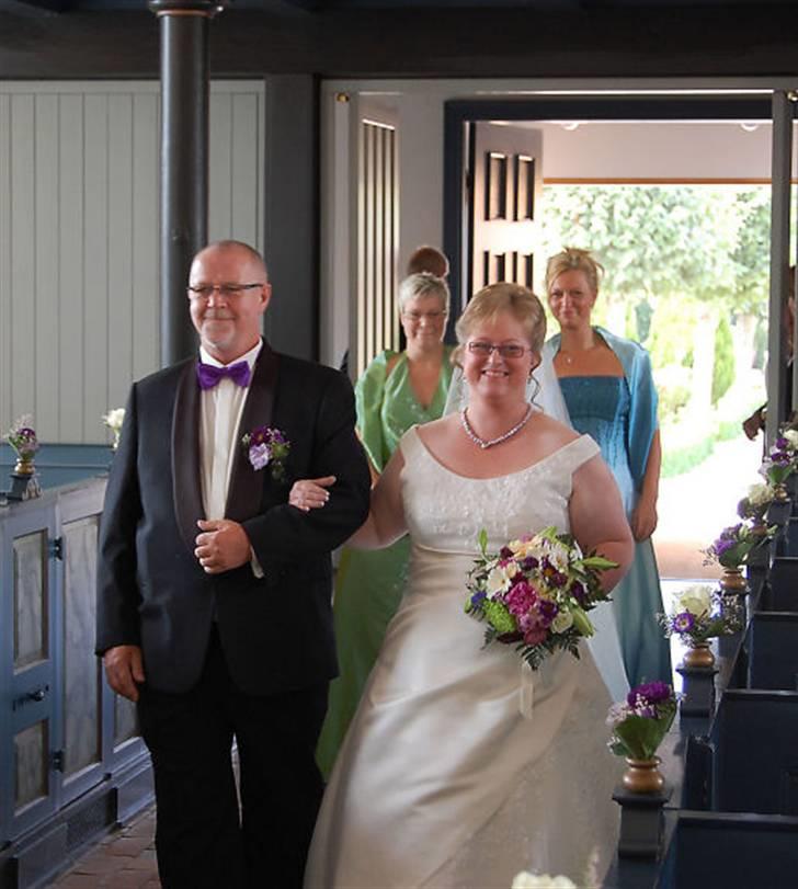 Bryllupsbilleder - Min far førte mig op, og min søster og veninde sørgede for at jeg ikke vendte om og stak ak :) billede 8