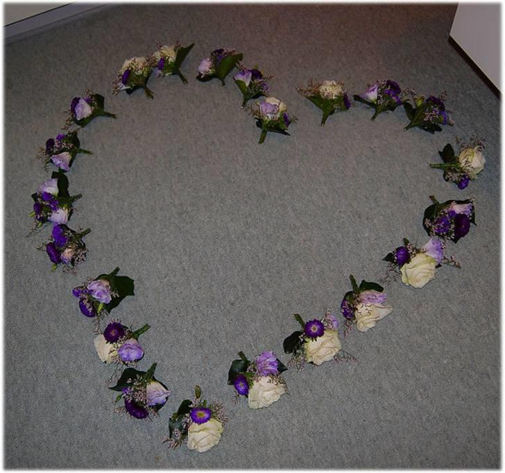 Bryllupsbilleder - Blomsterne fra kirken, havde de hentet og placeret på gulvet foran sengen :) billede 25