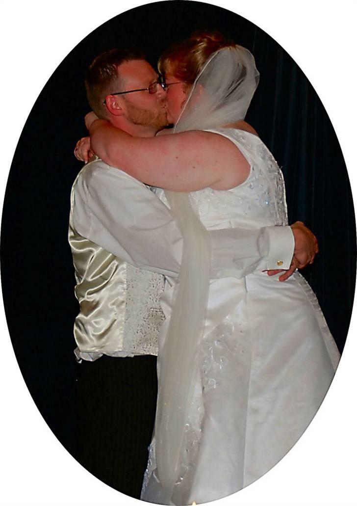 Bryllupsbilleder - Der blev banket på tallerknerne, men det var kun mig der hoppede på stolen, for så passer højden lidt bedre ;) billede 16