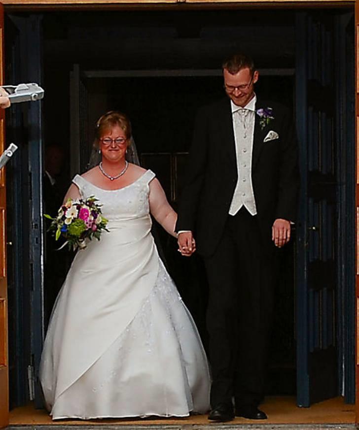 Bryllupsbilleder - Udenfor stod Henriks kollegaer fra DSB og ventede på os:) billede 11