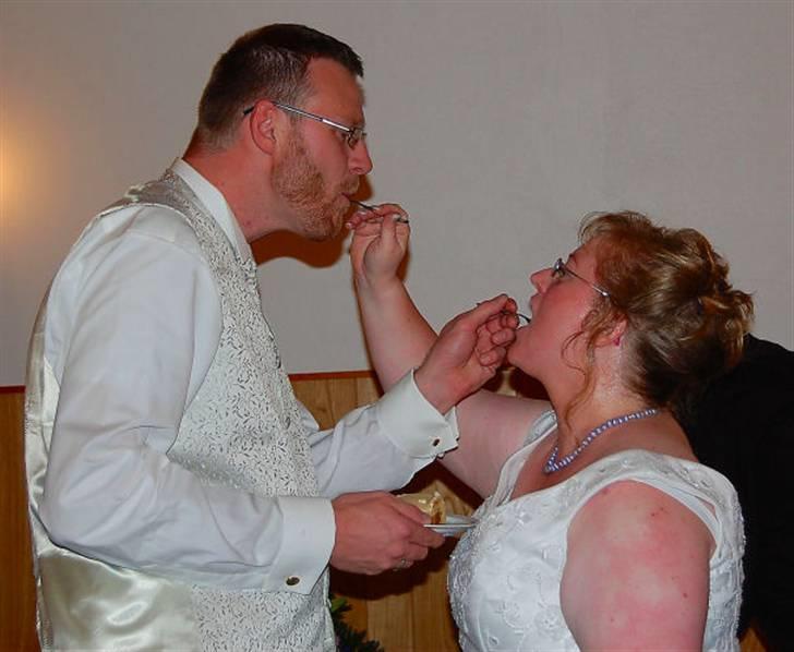 Bryllupsbilleder - Bryllupskagen smagte vidunderligt, samme kage som kronprinseparret fik til deres bryllup..

...altså ikke samme kage med med fyld magentil og lavet af samme konditor :) billede 12