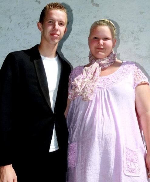 Hey. jer der bag ved skærmen