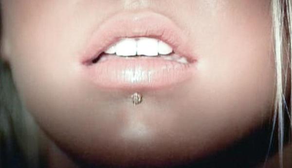 Piercing under læben 