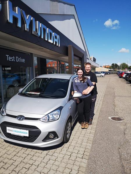 Hyundai i10 og 2 store hunde