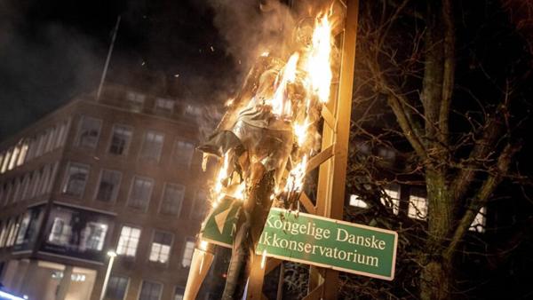 Afbrænding at Mette dukke