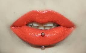 Vertical labret