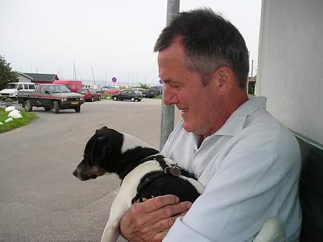 Dansk svensk gaardhund Olfert - Her sidder jeg sammen med min far ipå en bænk i Gilleleje billede 10