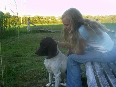 Gammel dansk hønsehund - Fie - Mig og hende der der for det meste går eftermiddagstur med mig, og som har mig i snor når vi går på vejen :) Foto: Malou Clausen billede 3