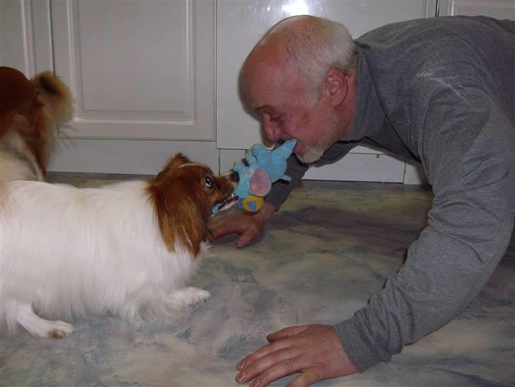 Phalene Dino *Min søsters* - Mig og min morfar :) "Nå, så du tror at du er stærkere end mig ?!" billede 6