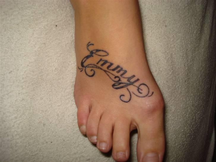 Chihuahua Emmy *Himmelhund* - SÅ meget betyder Emmy for mig... at jeg vil bære hendes navn stolt resten af mit liv på min fod. Og når hun så engang ikke er her mere vil jeg hver gang kigge på min fod med et lille smil og tænke tilbage på mit et og alt, og aldrig glemme hende:) billede 10