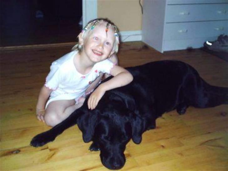 Labrador retriever Sussi - Sussi og vores ældste datter Maiken vinteren 2004. billede 2