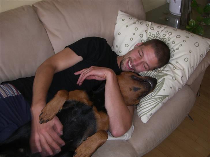 Rottweiler Lupa - Lupa hygger med sin far :) Så kan man rigtig se hendes "flotte" overbid... billede 8