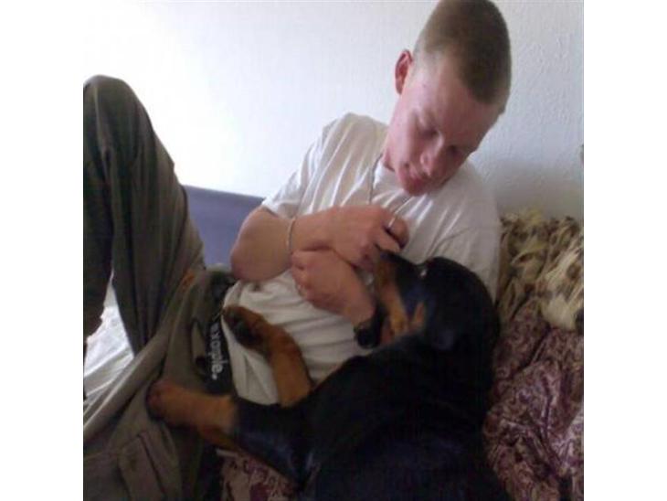 Rottweiler Freja  .. R.I.P<3<3<3<3 - Hygge sammen med min far . og hey giv mig lige min godbid .  billede 1