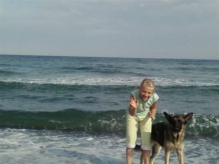 Schæferhund Sally - Her er det mig og Sally sidste år, da vi var i skagen :D billede 1