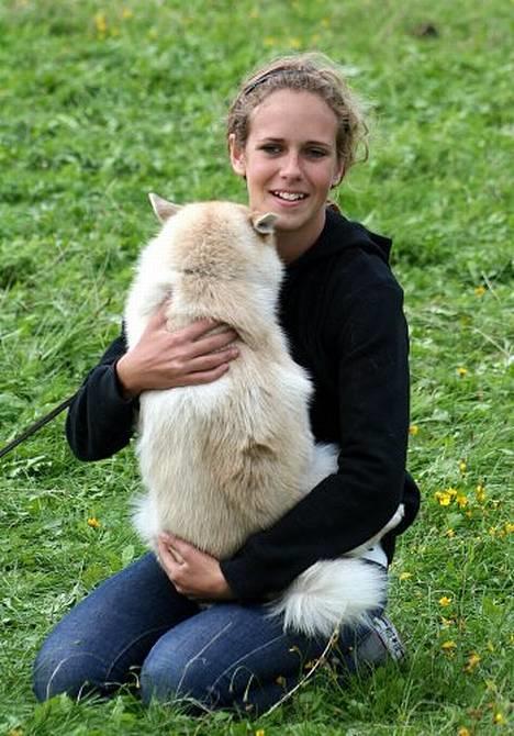 Norsk buhund Gloria - En buhund kan sagtens være en skødehund, Gloria nyder i hvert fald at sidde på skødet ;o)  billede 17