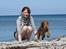 Cocker spaniel Tessa - 13 uger gammel.. på stranden, min veninde som er med på billedet