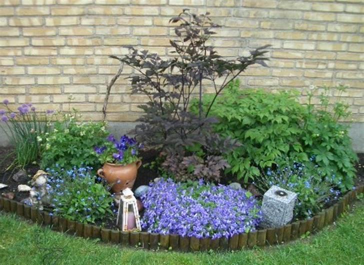 Boxer Roberta *Himmelprinsesse* - Roberta´s lille sted i haven hvor hendes urne er sat ned. Pinden der står op af væggen til venstre, var den sidste pind min smukke pige bar med hjem. billede 6