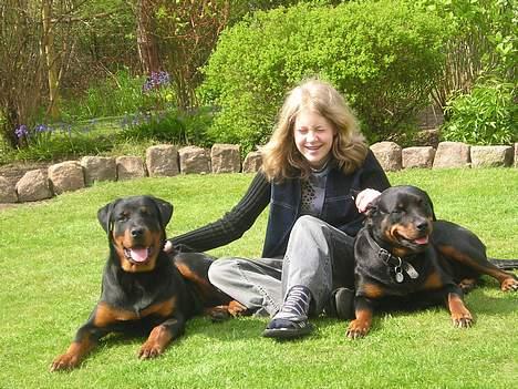 Rottweiler Balou - Mig (til venstre) min søster Maria og min mor Jessie - sommer 2005 billede 5