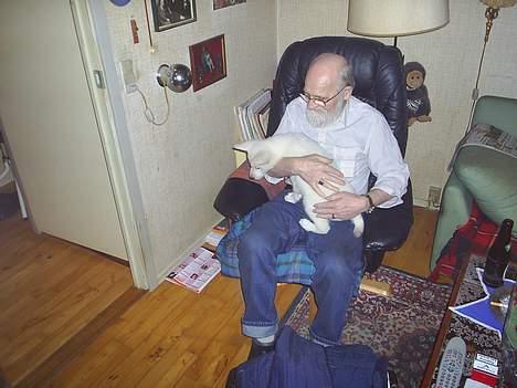 Hvid schæfer Rolf von American Canadia - Min nye nabe Karl Aage er altså sød, så jeg lå i hans arme den første aften jeg kom hjem til mit nye hus billede 9