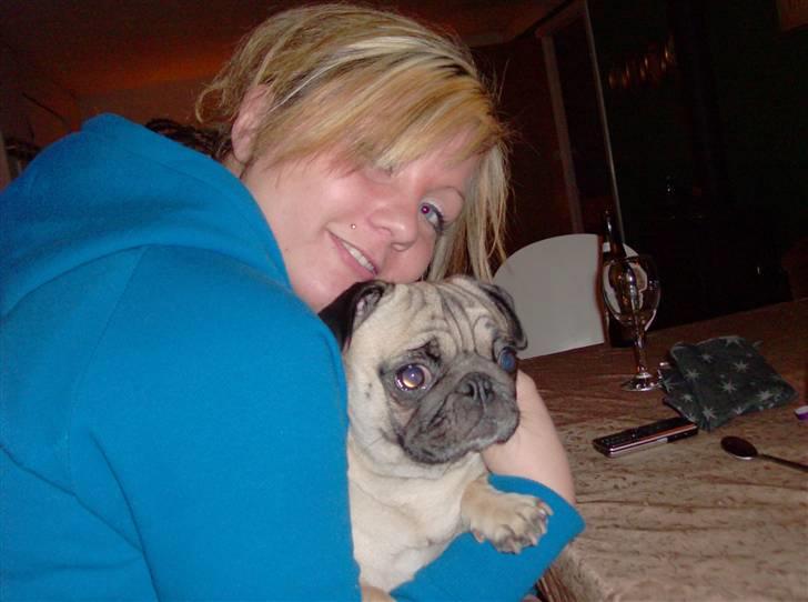 Mops Sille -  mig og min moar nytårs aften 07/08 :) billede 1