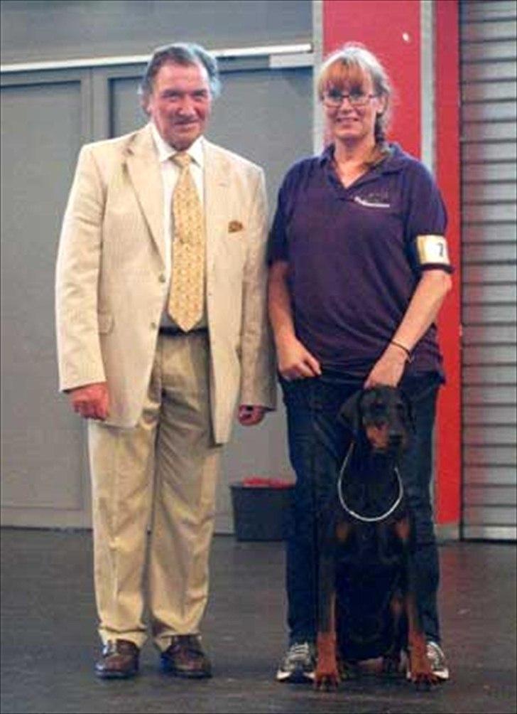 Dobermann Dobergaarden Forever Caya Carisma - National Dog Show CAC Bremen, Germany, 31. juli 2011
Judge: Piet Rosenboom (B)
Junior class black female
Dobergaarden Forever Caya Carisma (Maxim di Altobello - Lola di Altobello)- SG1, Anw. VDH, Junior Best of Breed, (finished in TOP 5 Junior Best of Gro billede 13