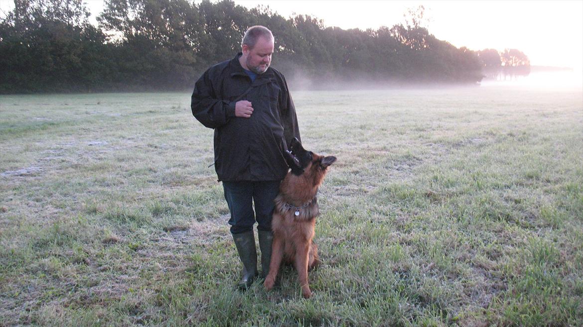 Schæferhund Akacias Quando - Og vi har øvet en masse 'plads' den sidste måneds tid, så nu er vi snart klar til at øve plads mens vi går ;) billede 20