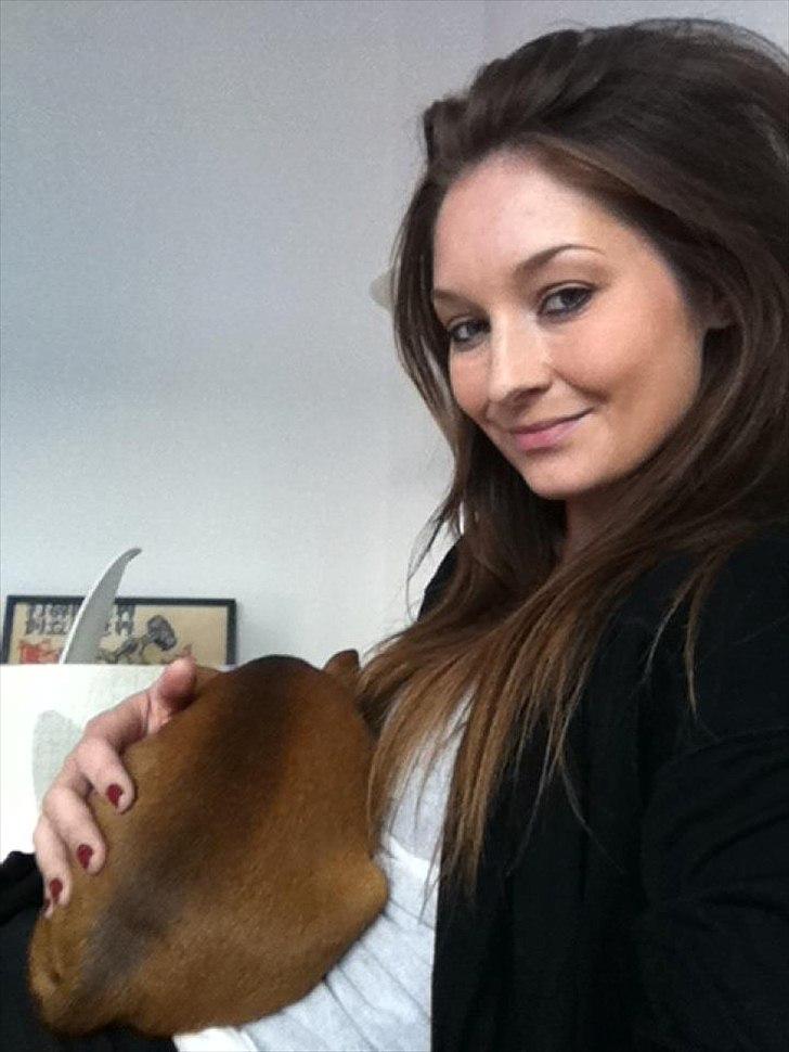 Dvaergpinscher Emma - Emma sover hos mor. billede 4