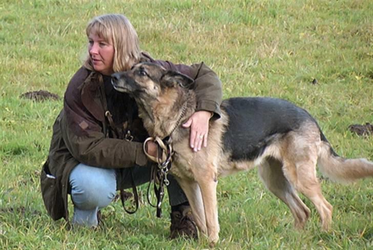 Schæferhund Scully RIP 090210 - Mig og min Moar ..taget med video kamera 21.11.07 billede 5