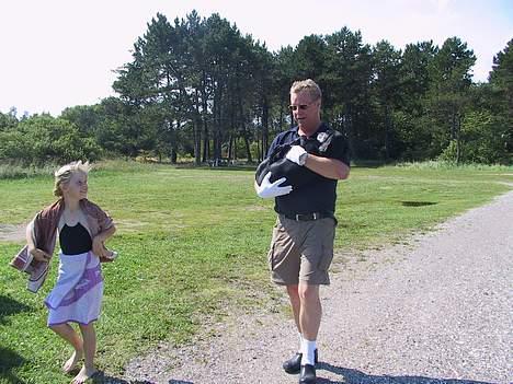 Gravhund Long John +DØD+ - John bliver båret ned til vandet... billede 13