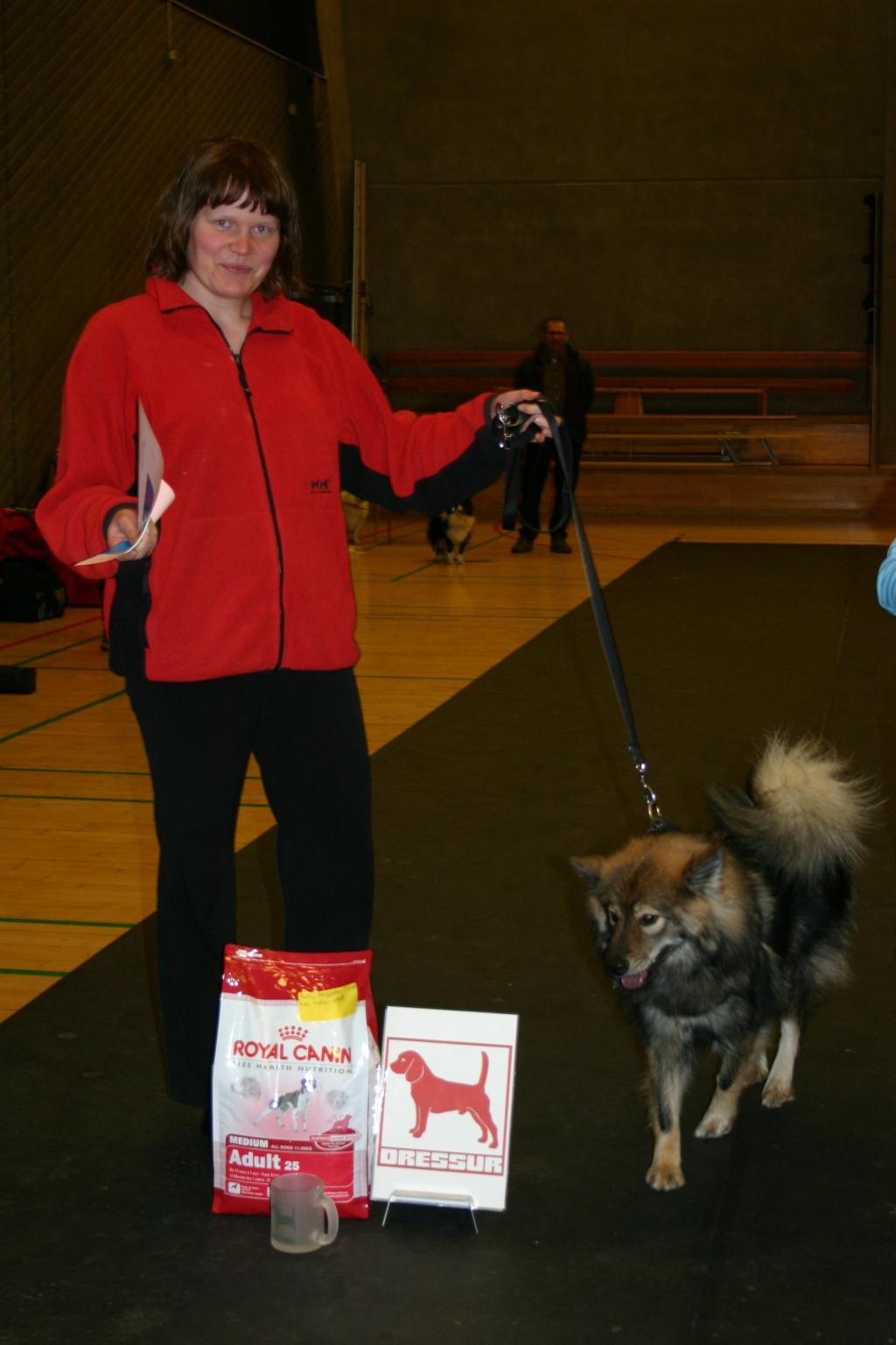 Eurasier Skovagergaards Dorthea - Mor og jeg har vundet vores første rally konkurrence. Nu er jeg begynder mester! (Februar 2012) billede 14