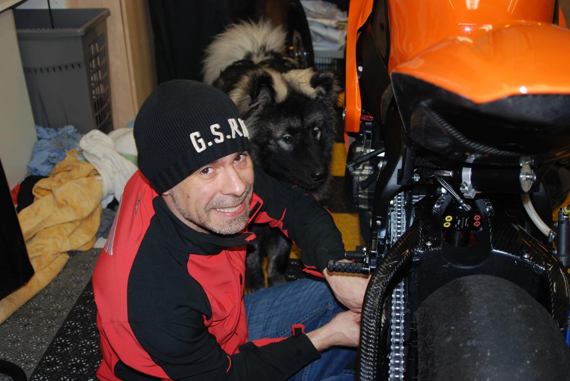 Eurasier Biker (Beiker) - Hjælper far med at skrue i baneraceren :-) billede 12