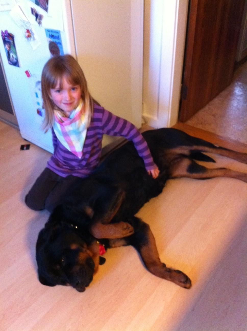 Rottweiler Berta - Berta hygger med Julie billede 7