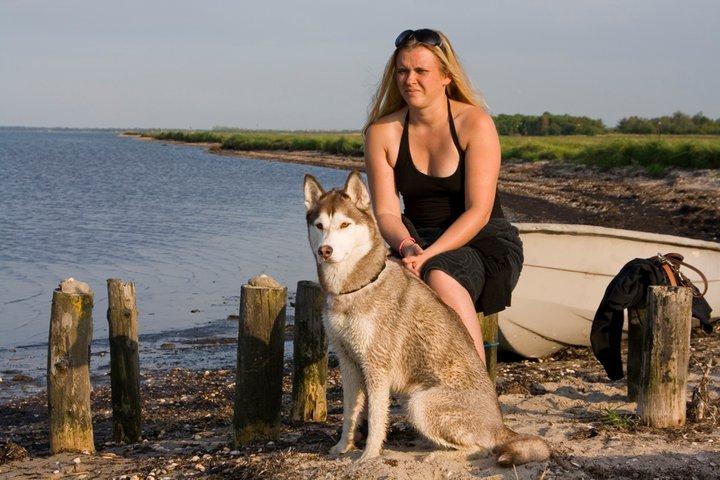 Siberian husky Ariel/Grå - Ariel og jeg på stranden, år 2011, far er fotograf. billede 1