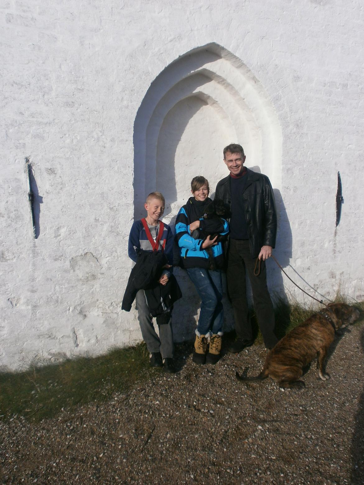 Blanding af racer Sambo - Ved kirken igen, her er Molly, far og Mikkel også med på billedet :-) billede 9