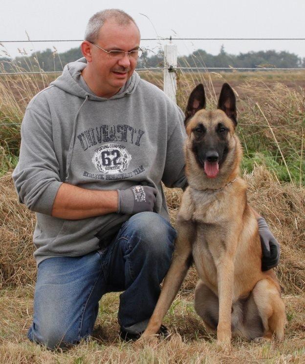 Malinois Isell´s Uzo - uzo og far får en puster efter træning billede 1