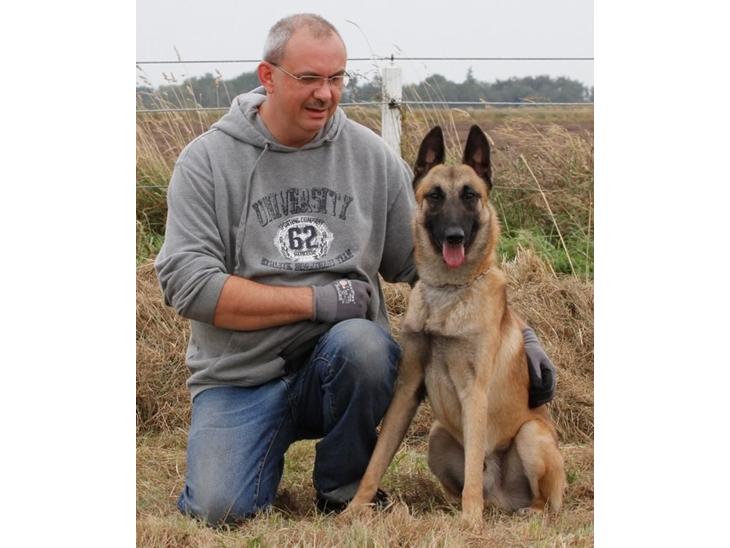 Malinois Isell´s Uzo - uzo og far får en puster efter træning billede 1