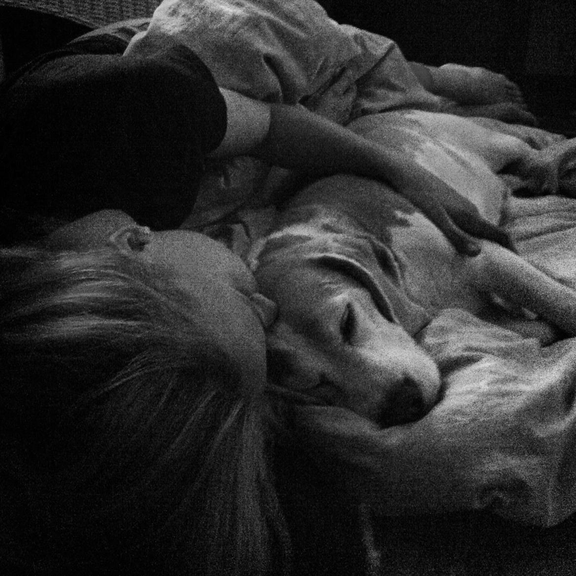 Beagle Winters Snow Barry - ligger lige og putter med mor <3 billede 5