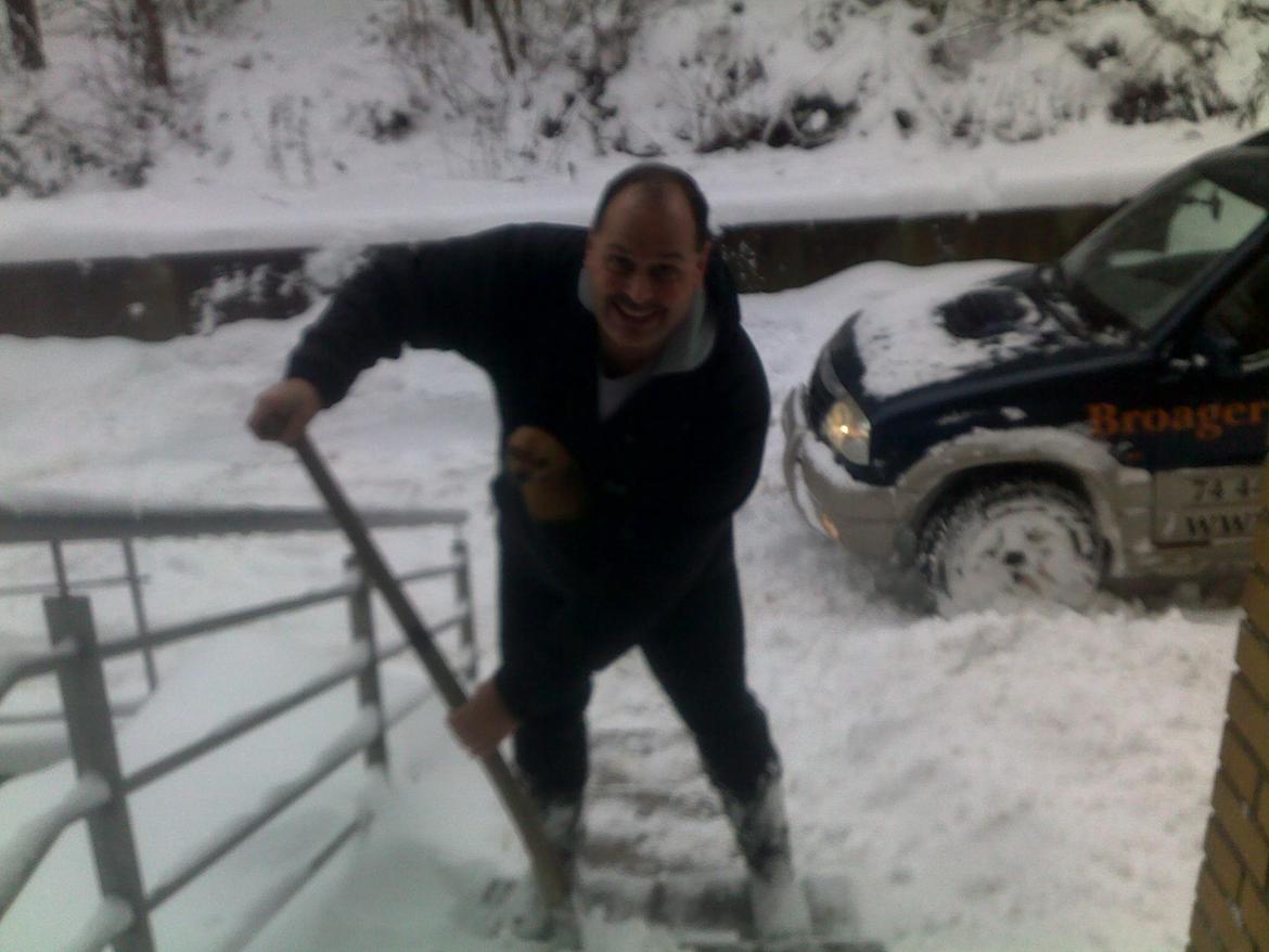 Chihuahua Alberte - Hjælper med at skovle sne :) - kan i finde mig ?? billede 14