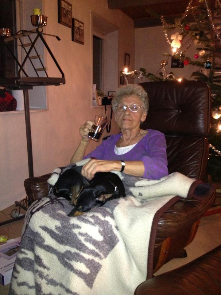 Dvaergpinscher Lady - Her hygger jeg med min oldemor. Jeg lå hos hende hele juleaften! Der var lækkert og trygt. 

R.I.P. Oldemor :( <3 billede 6