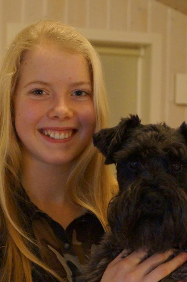 Dvaergschnauzer Eddie - Eddie og mig nytårs aften 2012/13 billede 12